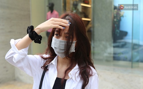 Giới trẻ Hà thành người cẩn thận từng tí - người vẫn ra Hồ Tây hóng gió, ngồi uống trà chanh chém gió không khẩu trang