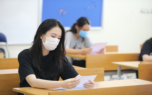 Đeo khẩu trang kín mít nhưng dàn trai xinh gái đẹp 2k2 vẫn gây náo loạn cổng trường, thần thái không phải dạng vừa
