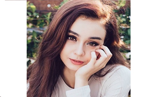 Không cần đụng dao kéo, nàng bông hồng lai này vẫn có gương mặt hoàn hảo